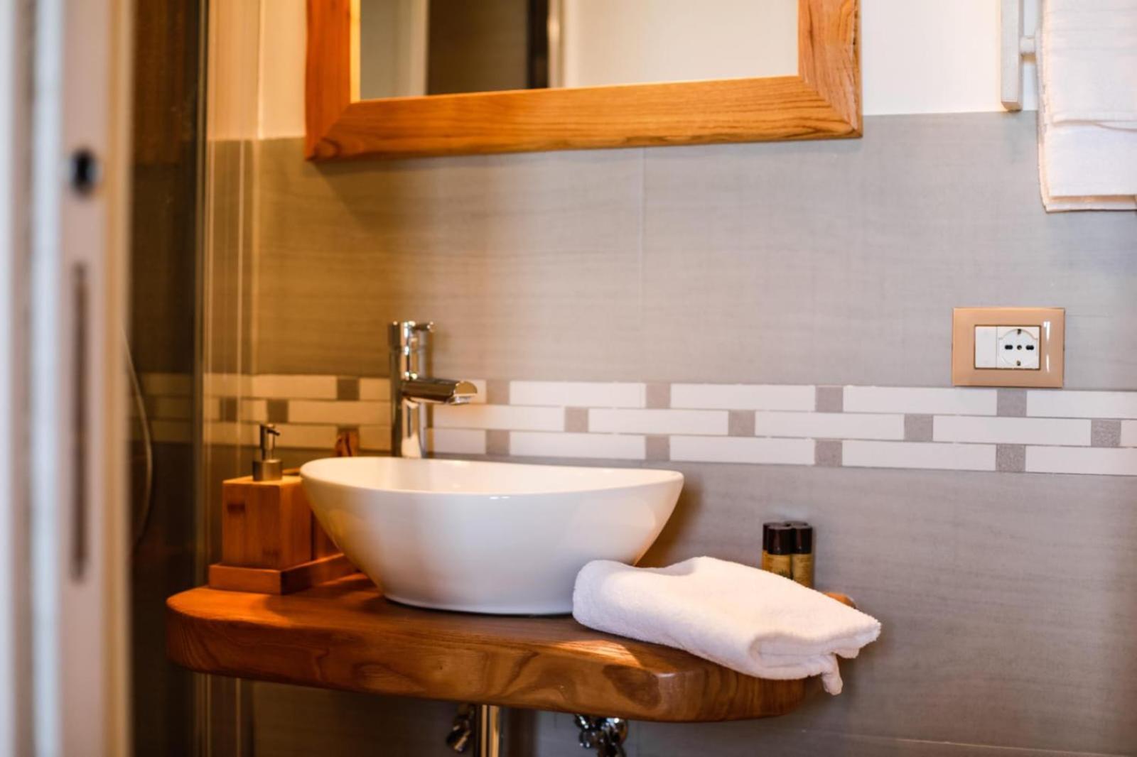 111 Apartments & Rooms Patti Luaran gambar
