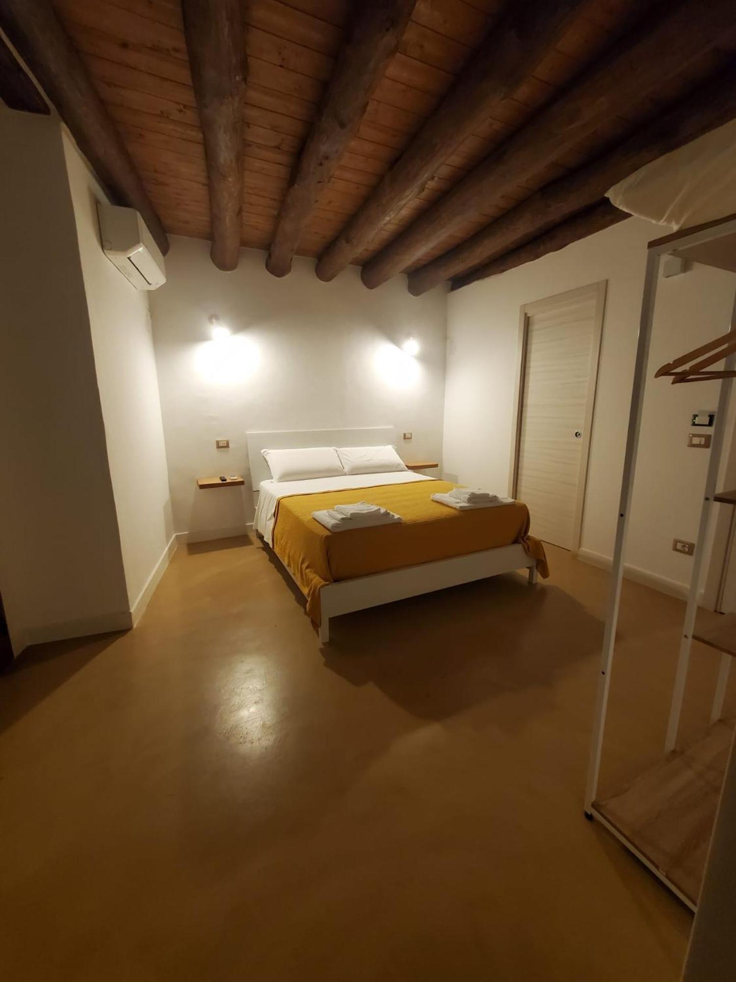 111 Apartments & Rooms Patti Luaran gambar